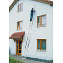Работник на алуминиева трираменна стълба Krause Corda, извършва ремонти на фасадата на къща.