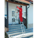 Човек на алуминиева стълба Krause Corda 3x9, боядисва навес пред къща, демонстрираща професионална употреба.