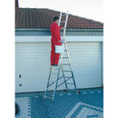 Човек на алуминиева трираменна стълба Krause Corda 3x8, боядисва покрив с кофа.