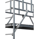 Детайл от алуминиевото мобилно скеле KRAUSE ProTec XS с безопасна система за парапети и стабилна основа.