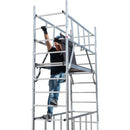 Работник на немско професионално скеле KRAUSE ProTec XS на височина, осигурен с парапети, за външна употреба.