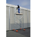 Работник на алуминиево скеле KRAUSE CORDA, демонстриращо немско качество и компактност при работа на височина.