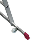 Детайл от алуминиевото мобилно скеле KRAUSE CORDA с колело и стабилизатор за лесно транспортиране и използване.