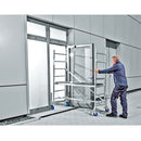 Човек използва модулно мобилно скеле KRAUSE ClimTec, лесно за сглобяване и функционално.