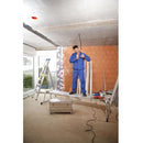 Работник на телескопична платформа, извършващ електрическа инсталация в строителен обект.