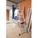 Работник на стълба с телескопична платформа, монтира стенни панели, демонстриращ немско качество.