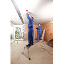 Работници на телескопична платформа, изпълняващи монтажни работи, демонстриращи немско качество и сигурност.