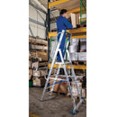 Работник на складова стълба с платформа KRAUSE STABILO 6, организирайки кутии на рафта.