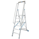 Складова стълба KRAUSE STABILO с платформа и предпазни парапети за безопасност и удобство при работа.