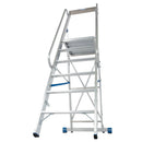 Складова стълба с платформа KRAUSE STABILO 6, алуминиева конструкция с предпазни парапети и колела за лесно транспортиране.