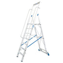 Мобилна складова стълба с платформа KRAUSE STABILO 7, стабилни парапети и интегрирани колела за лесно преместване.