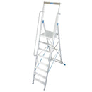 Мобилна складова стълба KRAUSE STABILO 8 с платформа и предпазни парапети за безопасно стоене.