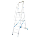 Складова стълба KRAUSE STABILO 8 с платформа и предпазни парапети за безопасно използване.