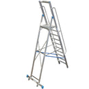 Мобилна стълба KRAUSE STABILO 10 с платформа и предпазни парапети за безопасно работа на височина.