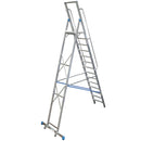 Мобилна складова стълба KRAUSE STABILO 14 с платформа и колела за лесно транспортиране и безопасна работа.