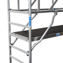 Алуминиево мобилно скеле KRAUSE STABILO с платформа и стълба, безопасна конструкция за професионална употреба в индустрията.