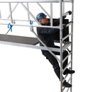 Мъж, който се качва по алуминиево мобилно скеле KRAUSE STABILO, работна височина до 8.40м за професионална употреба.