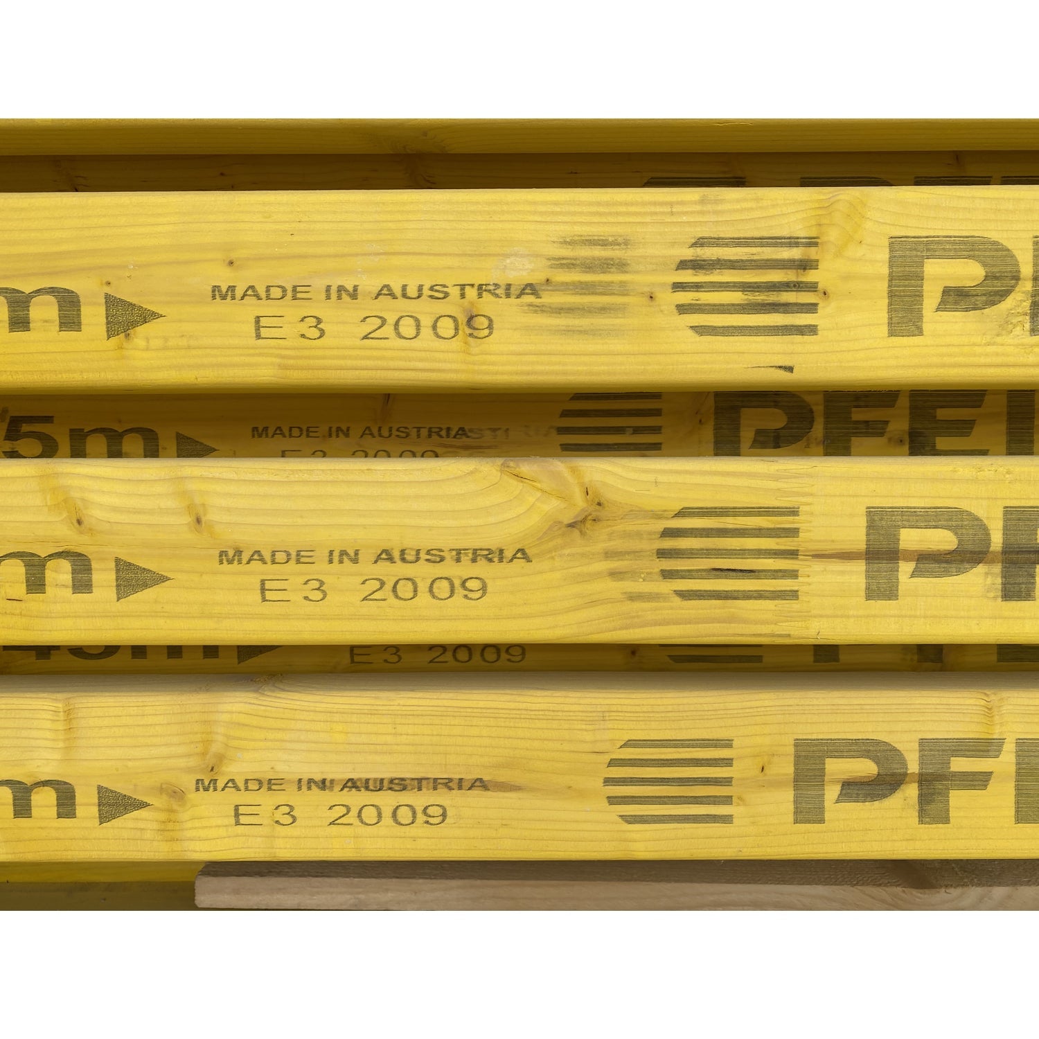 Кофражни греди Pfeifer PF20 Plus с жълт цвят и пластмасова капачка, направени в Австрия.