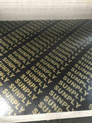 Черен хидрофобен шперплат с логото SUNPLY, перфектен за кофражни приложения в строителството.