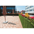 Тераса с плетена оградна мрежа Grass Green и цветя, сенници и дървени плочки.