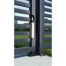 Инсталиран затварящ автомат Interio за портал вграден в черна рамка.