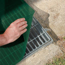 Човек поставя PVC мрежа Jolly върху шахта за защита от замърсяване. Лесен монтаж и здравина.