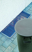 PVC мрежа Jolly поставена до кошче за боклук, устойчива на атмосферни условия и UV лъчи.