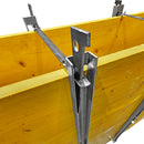 Метален клин за затягане на дистанциали, монтиран на стенен профил в система за кофраж.