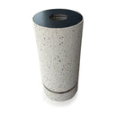 Бетонен кош за боклук с метален капак, стилен и издръжлив, подходящ за паркове и градски пространства.