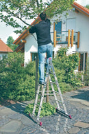 Мобилно скеле-стълба KRAUSE в действие на открито в градина.