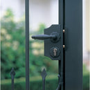 Насрещник за декоративна градинска брава в черен цвят, идеален за градински врати с квадратен профил.