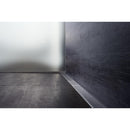 Изображение на инсталирана перфорирана неръждаема решетка за линеен сифон в модерна баня.