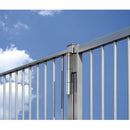 Панта DINO за автоматично затваряне на порти в сив цвят на фон с облачно небе.