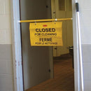 Купи Rubbermaid Телескопичен знак за врата "Затворено за почистване" , до 1120 мм за 68.86 лв. само от Nika.bg