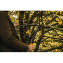 Градинска ножица PowerGear™ в действие, рязане на клони на дърво с жълти листа.