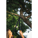 Жена ряза клона на дърво с градинска ножица PowerGear™ в зелена градина.