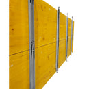 Олекотен вертикален кофраж с жълти дъски и стоманени профили, осигуряващ стабилност.