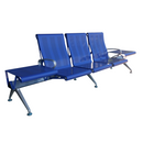 Посетителска пейка Брюксел с 3 седалки и 2 маси в син цвят, изработена от перфорирана ламарина.