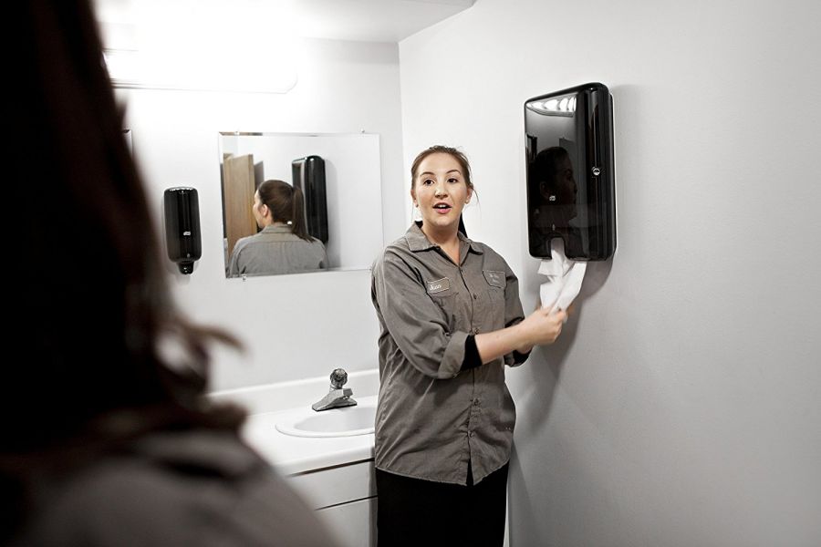 Купи Tork Дозатор за кърпи за ръце Dispenser Hand Towel Interfold – system H2 за 134.44 лв. само от Nika.bg