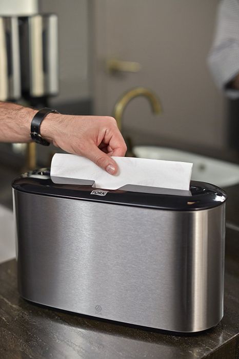 Купи Tork Стоящ дозатор за кърпи за ръце Xpress® Countertop Multifold stainless steel, H2 за 185.43 лв. само от Nika.bg