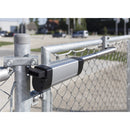 Автомат за затваряне на врата SAMSON 2, поставен на метална ограда.