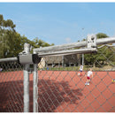 Автомат за затваряне на врата Samson 2, монтаж на ограда, спортно игрище на заден план.