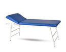 Сгъваема медицинска кушетка с синьо покритие и регулируема облегалка, идеална за медицински кабинети.
