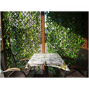 Декоративна ограда Хармоника с визия на бръшлян в уютен кът за сядане, обвита с зелени листенца.