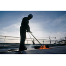 Рабочи на покрив, използващ топлинно заваряване за приложение на битумна мембрана.