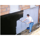 Мъж нанася битумна емулсия EMUFAL MUR на стена с валяк, демонстрирайки лесно нанасяне.