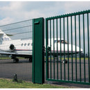 Зелена плъзгаща се врата в близост до частен самолет на летище.