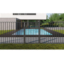 Сигурна ограда около басейн, новозаградена с елегантен дизайн и зелена морава.