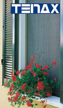 Мрежа против насекоми TROPICAL на прозорец с цъфтящи червени цветя.