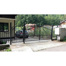 Оградна система VENUS с черна врата и зеленина на фона, идеална за безопасност и стил